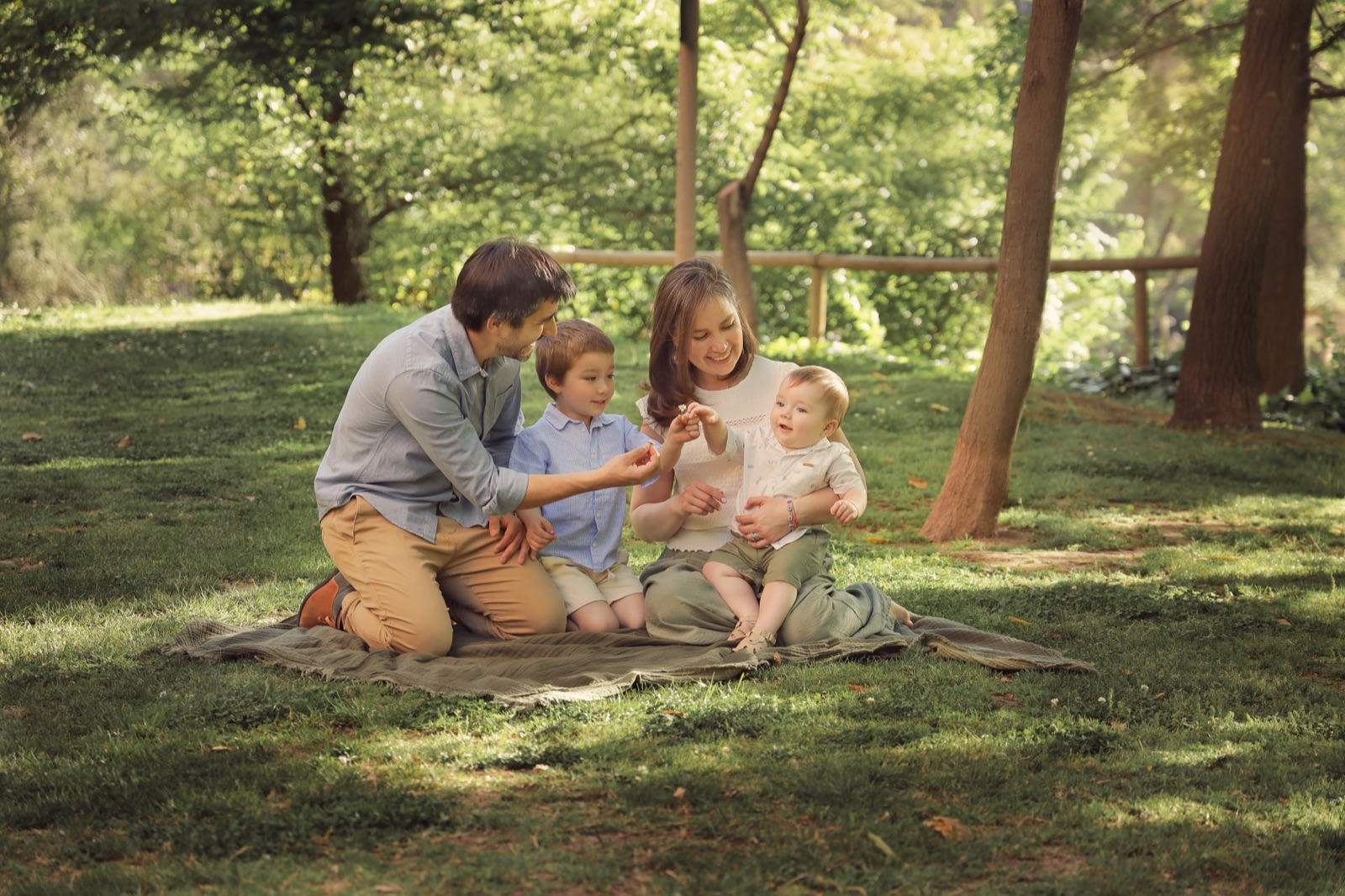 Ivania e Ignacio junto a Gaspar y Martín, compartiendo una tarde en el bosque