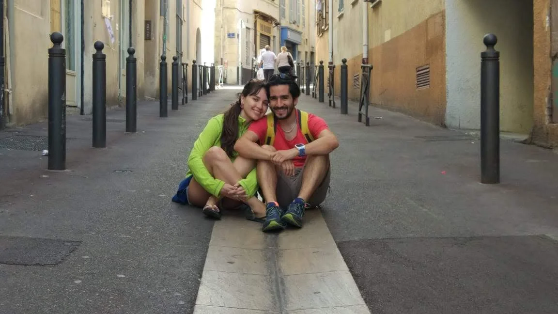 Ivania e Ignacio sentados en una calle