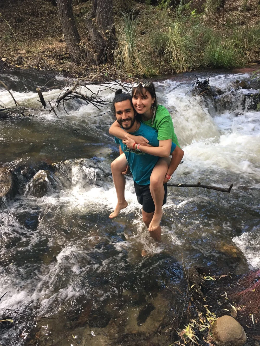 Ivania e Ignacio junto a un río