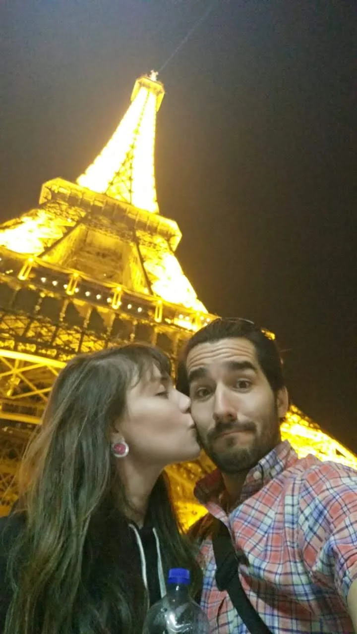 Ivania e Ignacio frente a la Torre Eiffel