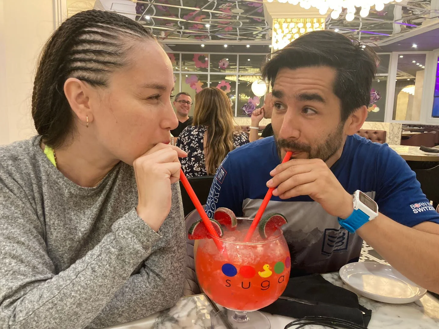 Ivania e Ignacio compartiendo una bebida